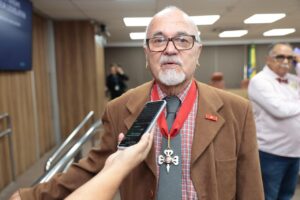 A Assembleia Legislativa de Sergipe (Alese) realizou sessão solene, na manhã desta segunda-feira, 1º de dezembro 2025, para a entrega do Título de Cidadania Sergipana ao senhor Luiz Roberto de Barros Mott.