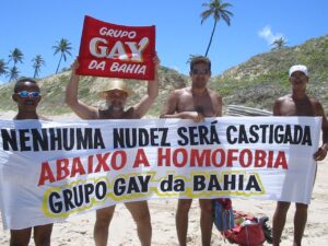 O ano era 2004. O cenário, as dunas e o mar de Massarandupió, no município de Entre Rios. O que deveria ser um santuário de liberdade e retorno à natureza, a famosa praia de naturismo, havia se transformado em um território de exclusão biopolítica.