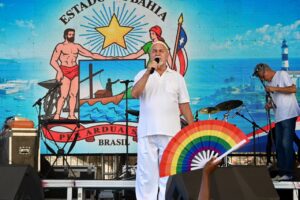 Uma multidão ocupou a orla da Barra, em Salvador, no domingo (6), para participar da 23ª Parada do Orgulho LGBT+ Bahia.